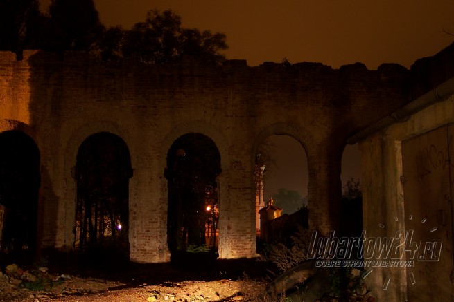 Ruiny oranżerii nocą
