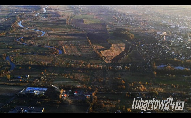 Meandry Wieprza w okolicy Lubartowa. Widoczny komin miejskiej ciepłowni stadion i staw w parku - wieczorem 28 października 2014r.