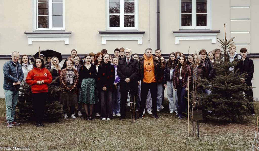 Maturzyści zasadzili drzewa