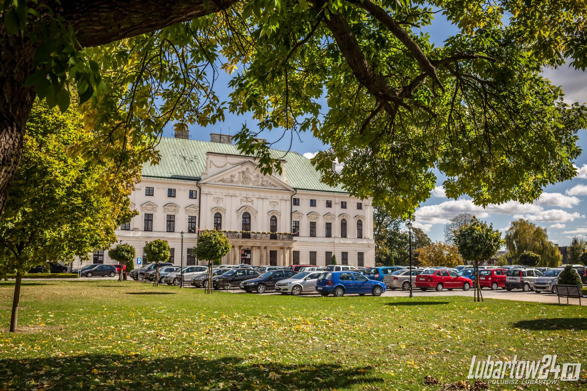 Parking przed pałacem w Lubartowie