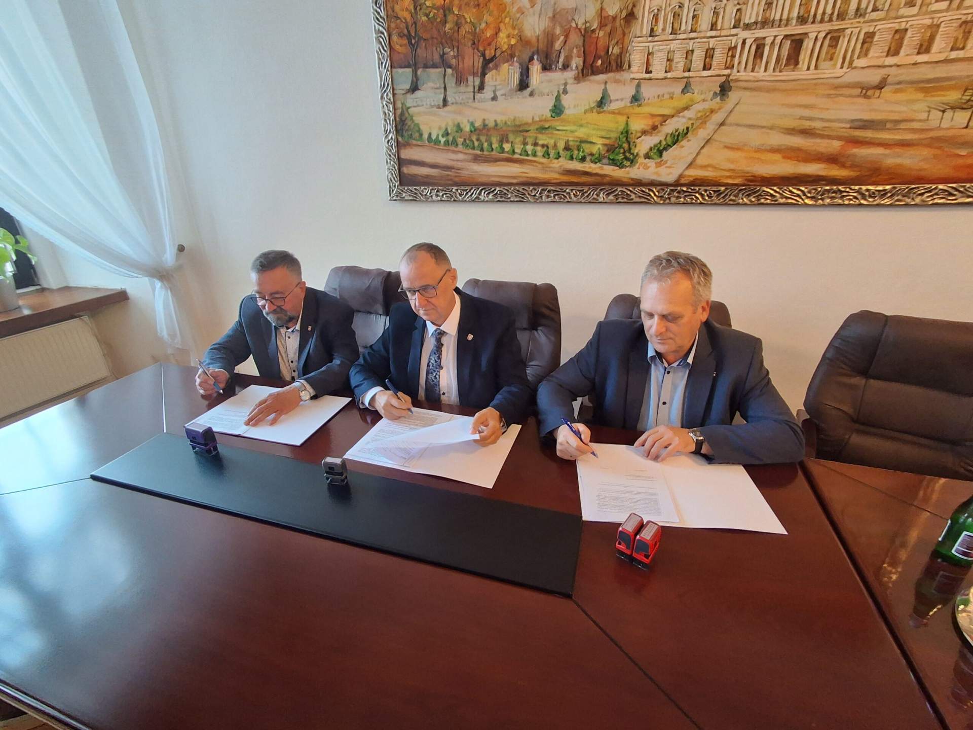 W Starostwie podpisano dwie umowy