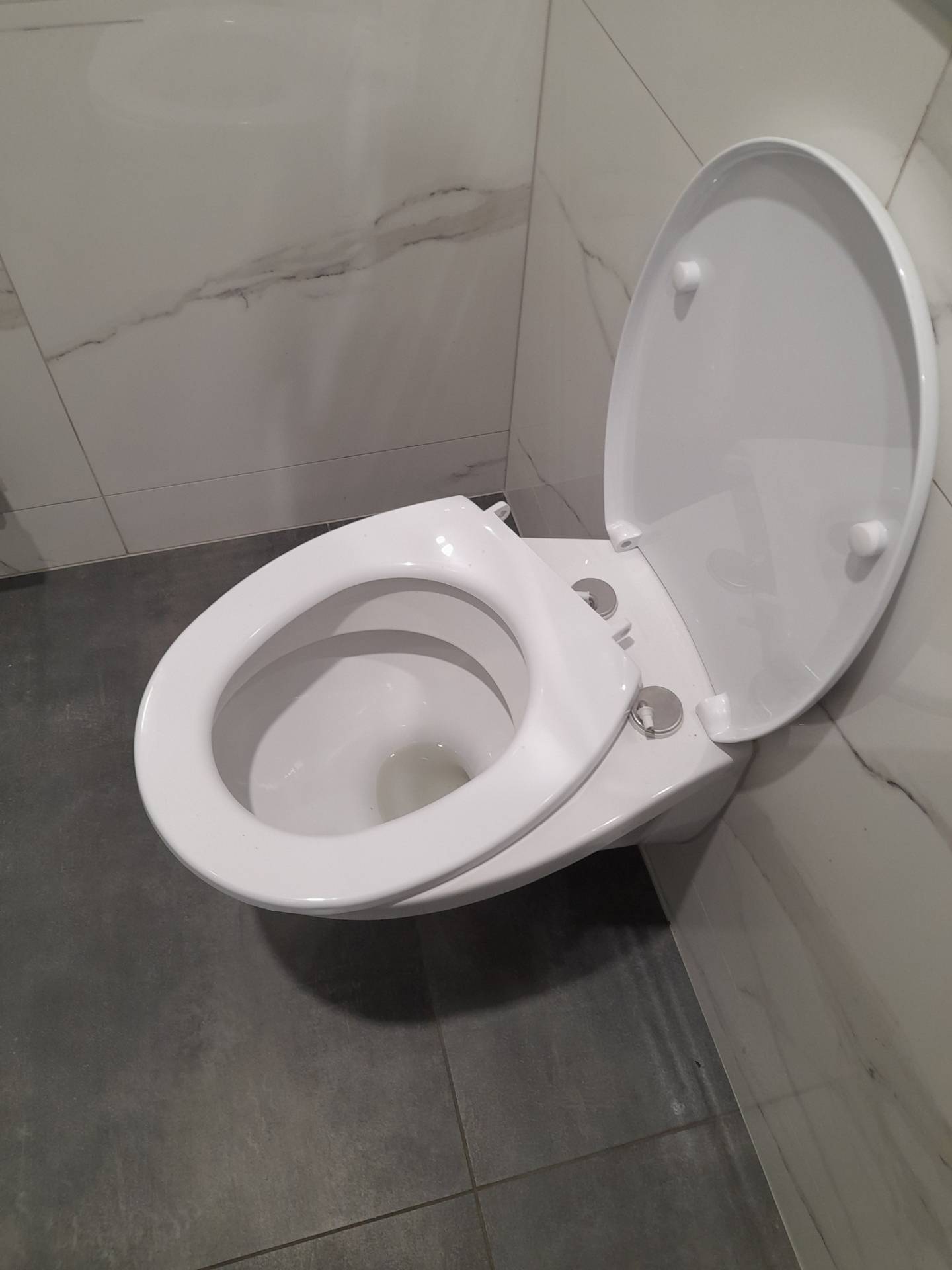 Zniszczona toaleta