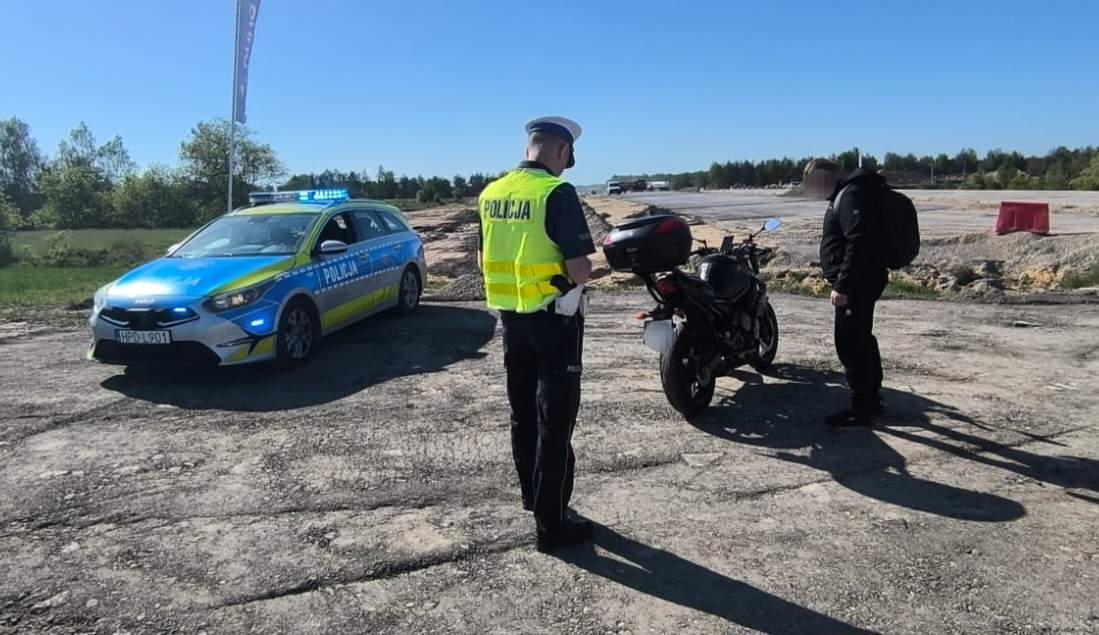 Rowerzysta na chodniku