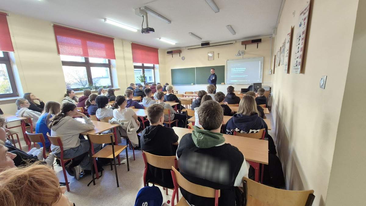 [SZKOLNE WIEŚCI] Bezpieczeństwo młodzieży w sieci i w szkole – policjanci z wizytą u uczniów w Kocku