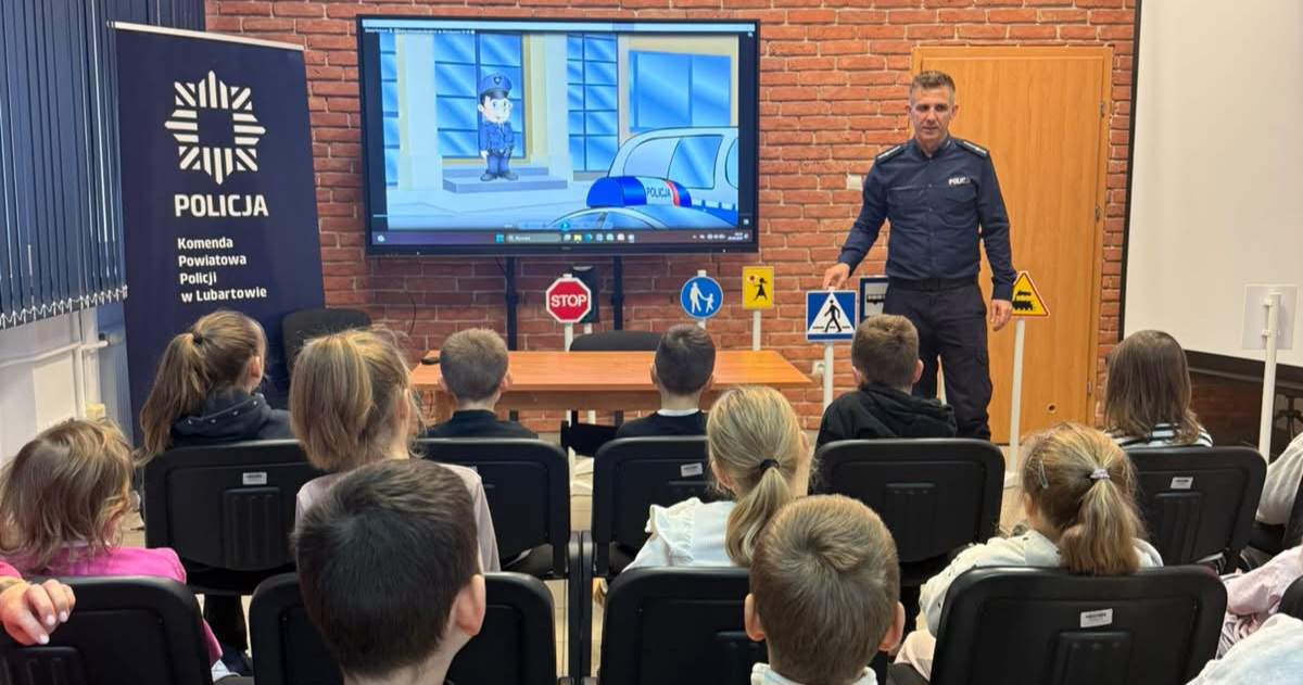 [SZKOLNE WIEŚCI] Uczniowie „Trójki” z wizytą w lubartowskiej komendzie