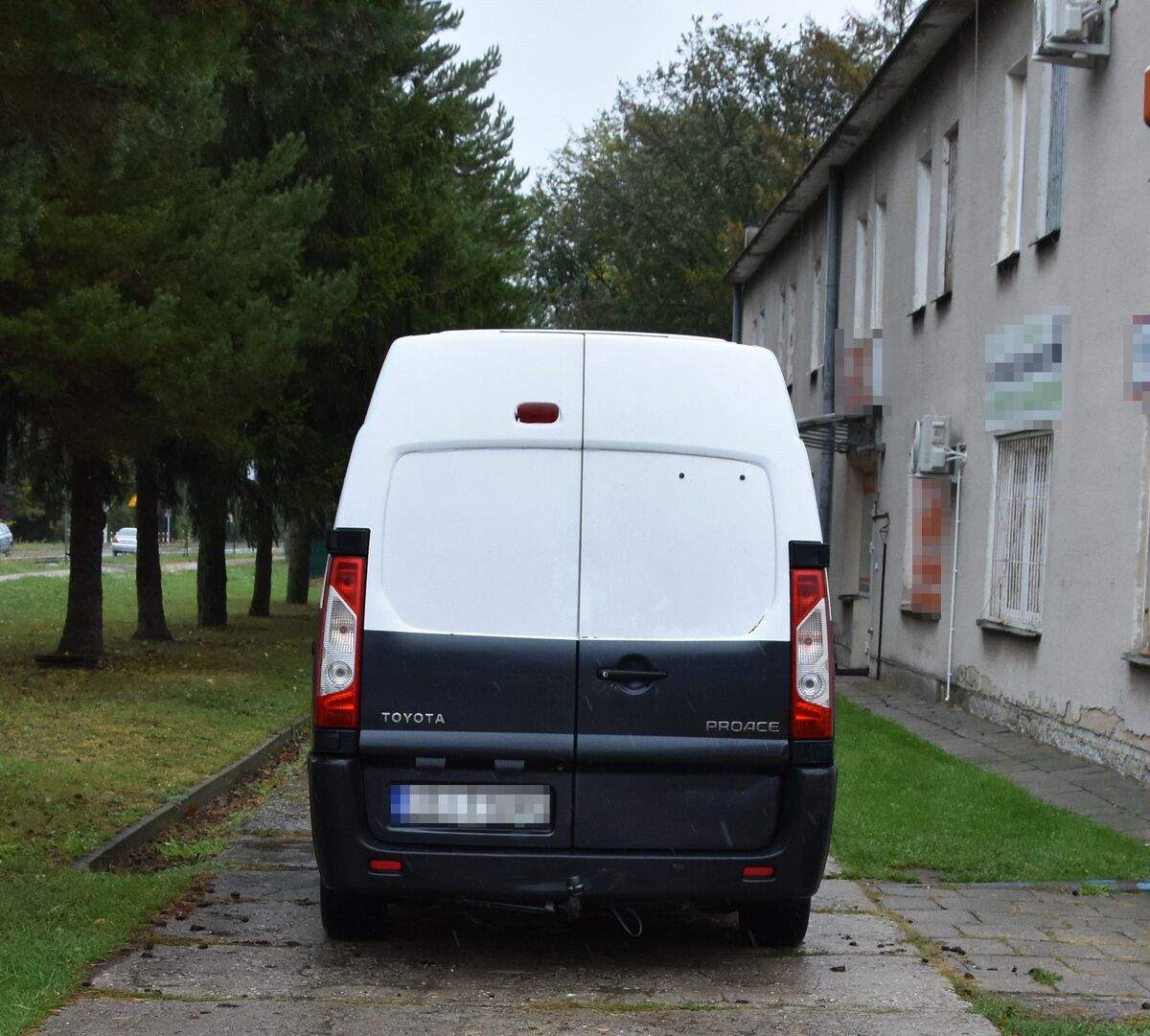 Cofając najechał na pieszego