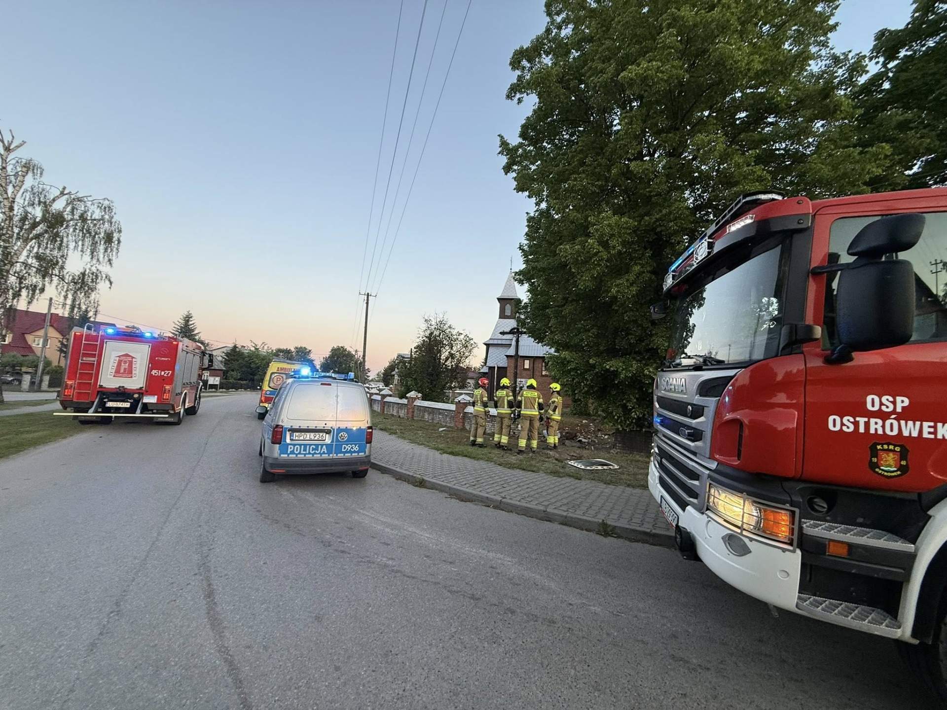 Auto uderzyło w drzewo