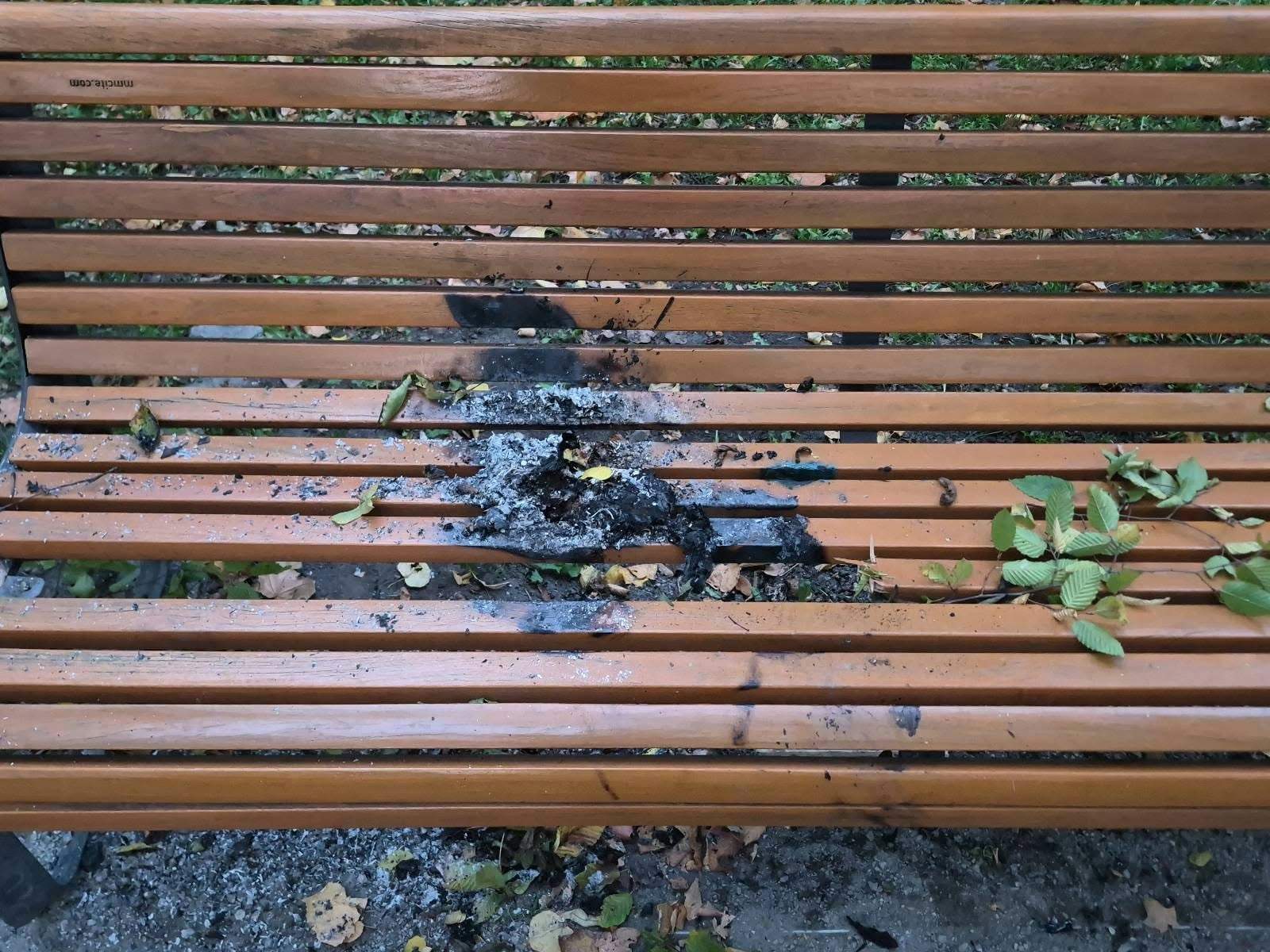 Lubartów: na ławce w parku rozpalono ognisko