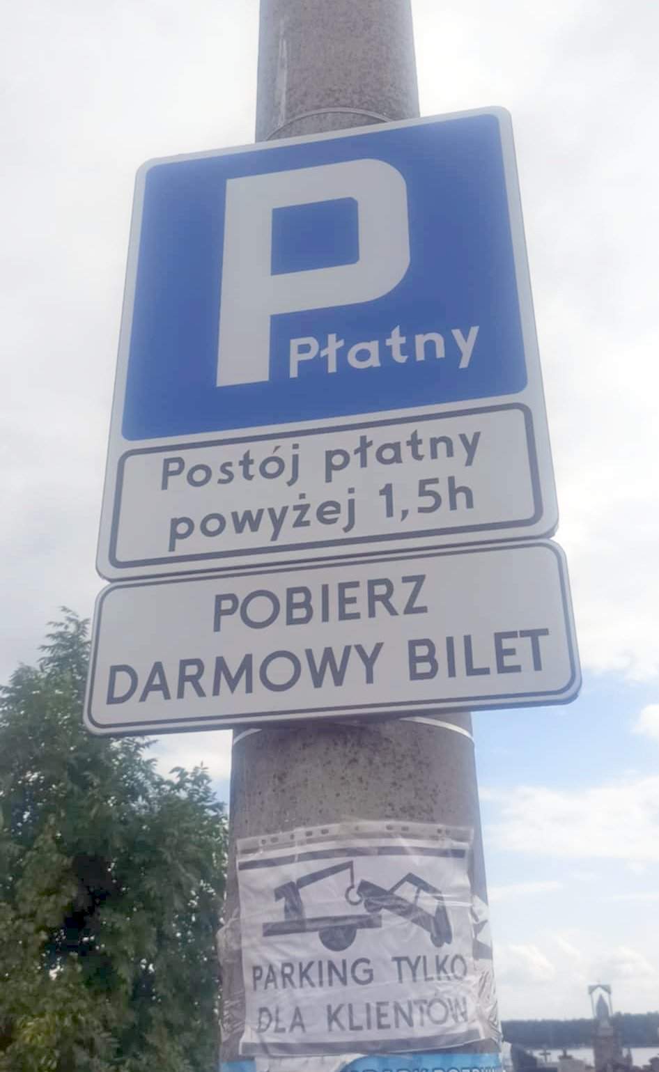 Tańsze parkowanie pod marketem niż na gminnym parkingu