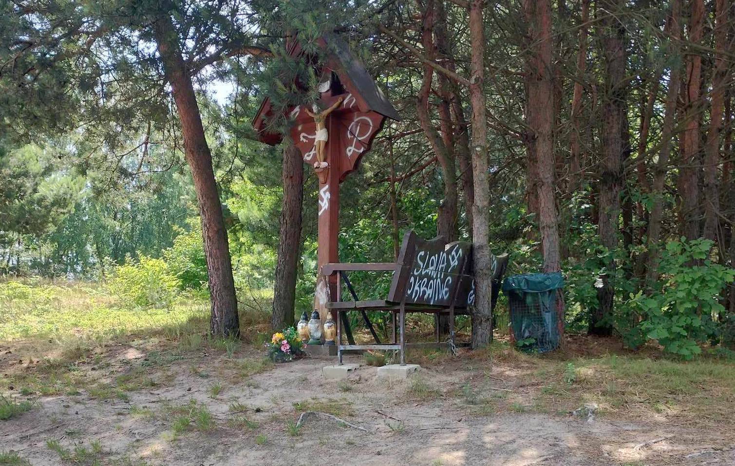 Zdewastowana kapliczka