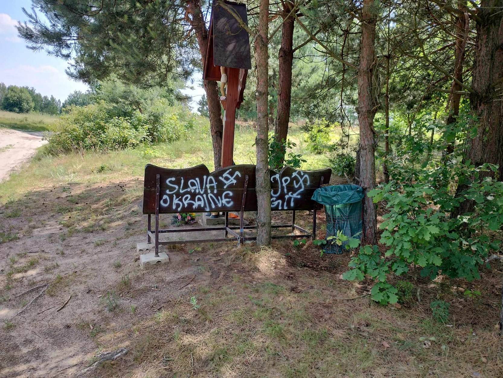 Zdewastowana kapliczka