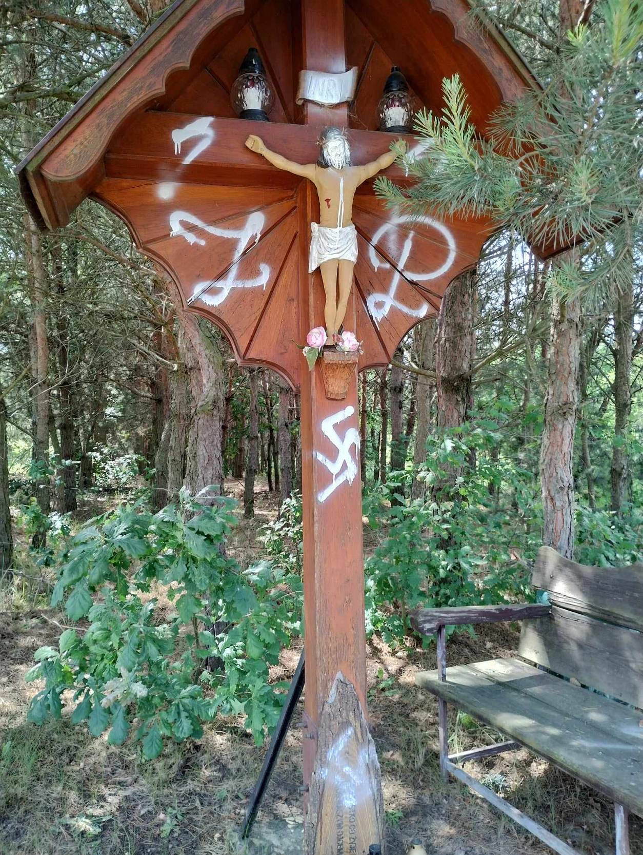 Zdewastowana kapliczka