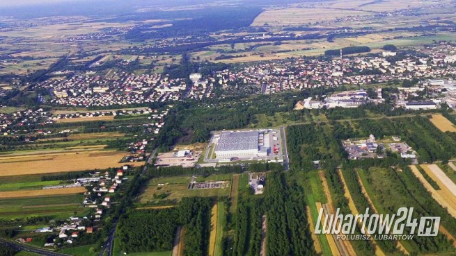 Ulica Lipowa, na końcu z pałacem Sanguszków. Pośrodku portugalskie centrum logistyczne na Polskę wschodnią.