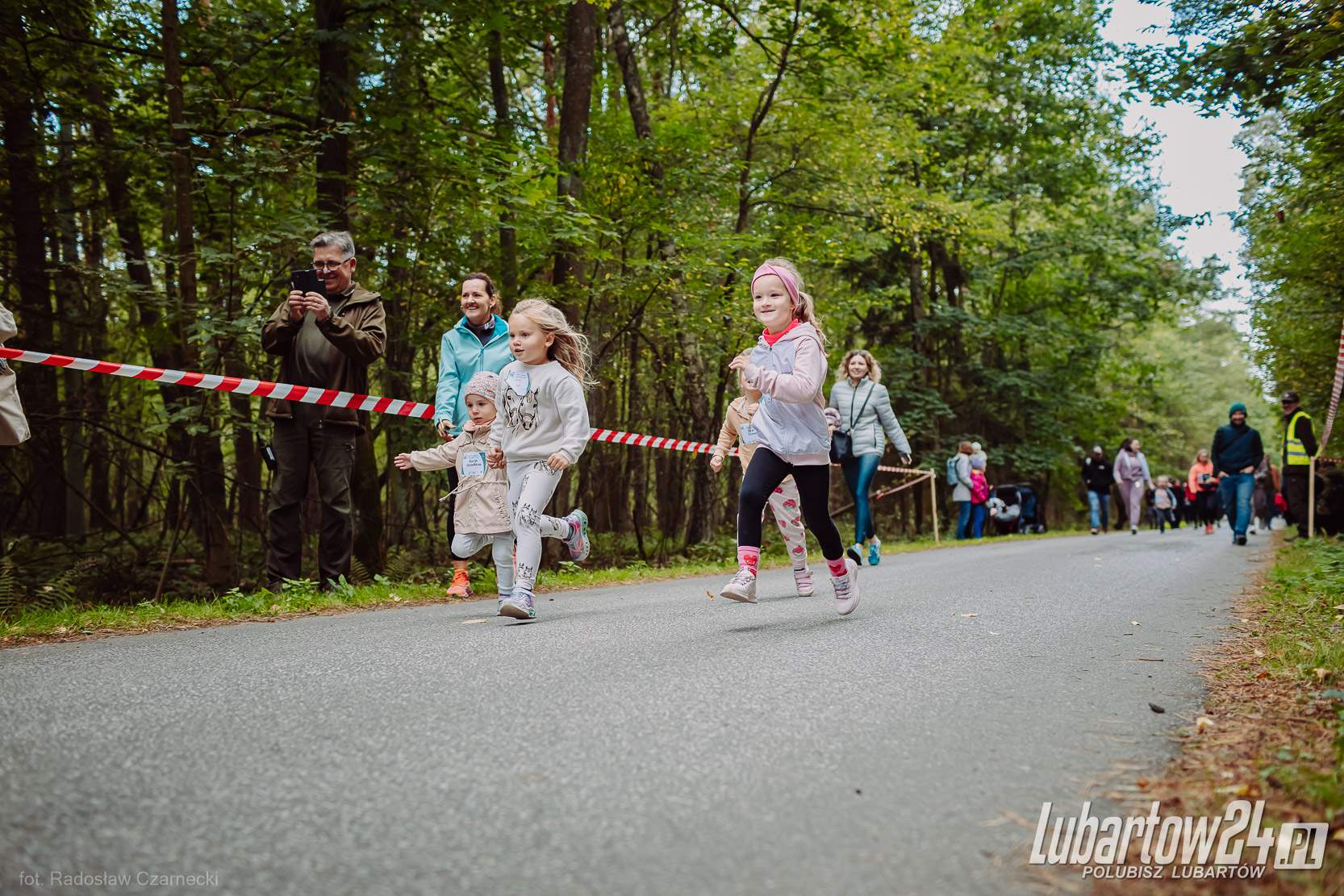 Dzieci biegają, bo lubią lasy