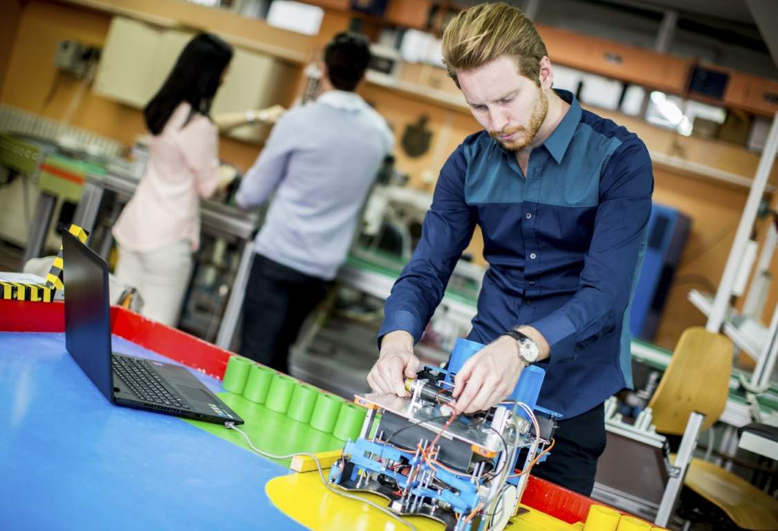 chcesz-projektowac-roboty-albo-analizowac-dane-genetyczne-poznaj-studia-inzynierskie-ktore-lacza-technologie-z-nauka-przyszlosci2