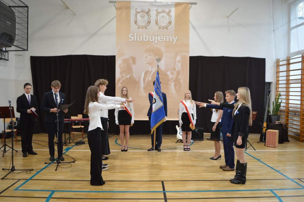 [SZKOLNE WIEŚCI] Uroczyste ślubowanie uczniów klas pierwszych II LO