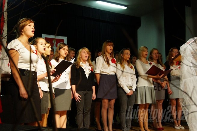 Obchody 11 listopada i ślubowanie klas pierwszych w ZS nr 2