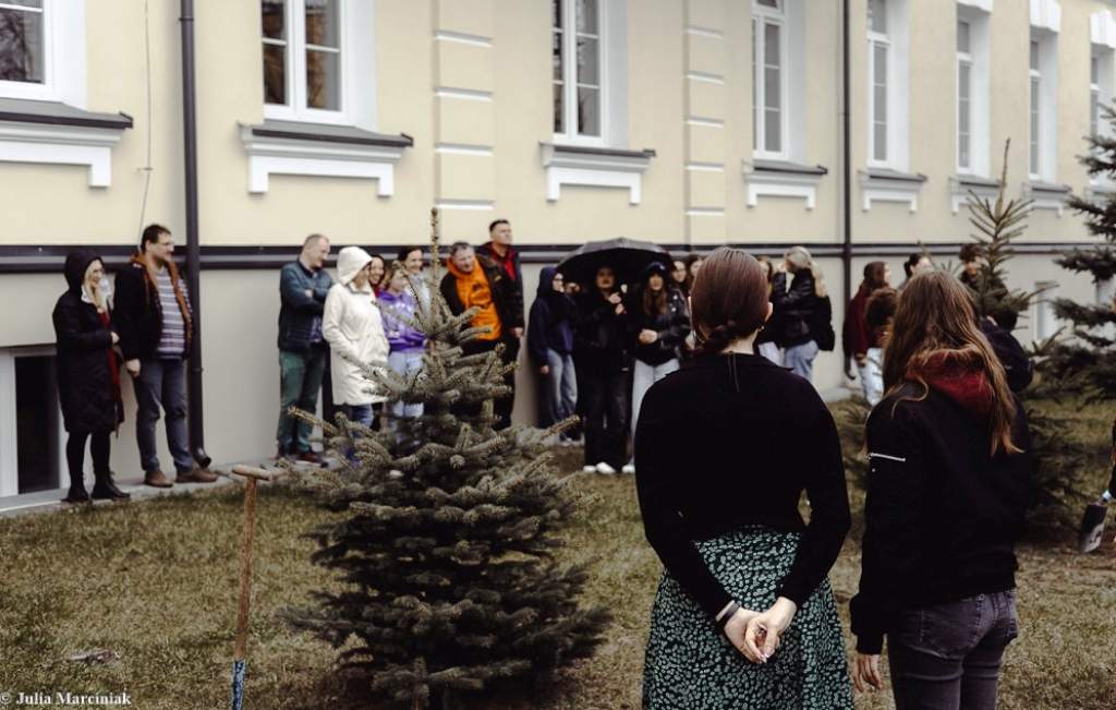 Maturzyści zasadzili drzewa
