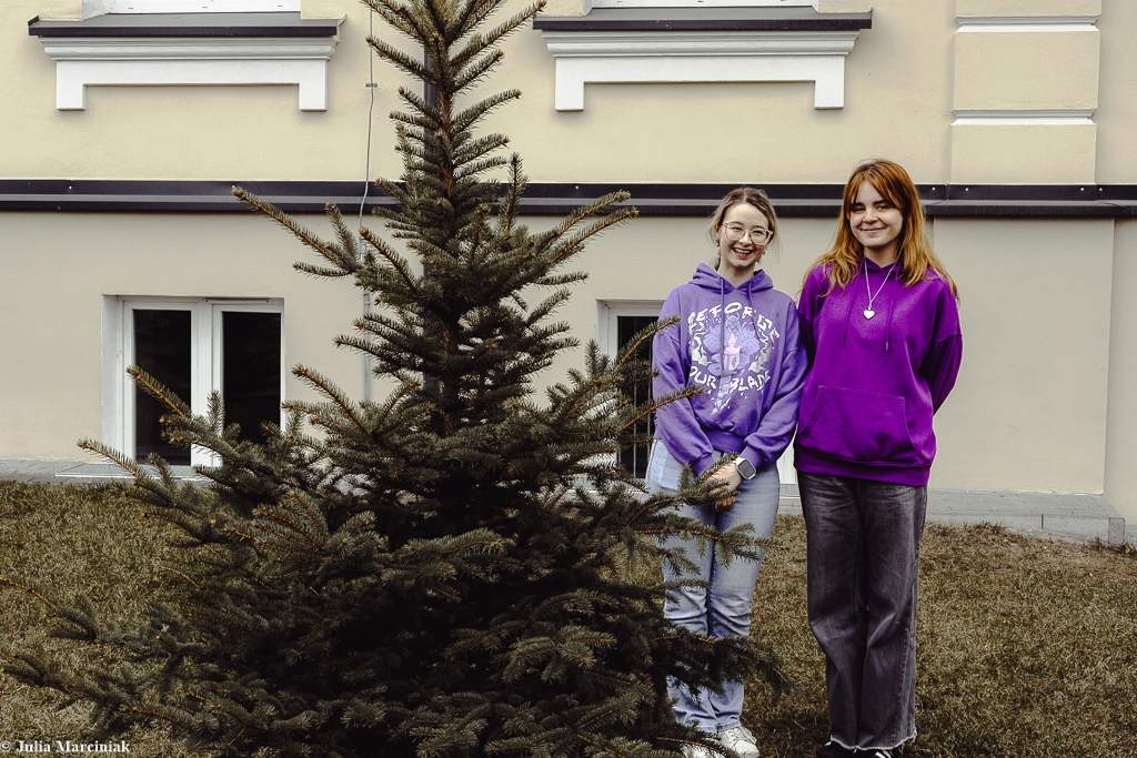 Maturzyści zasadzili drzewa