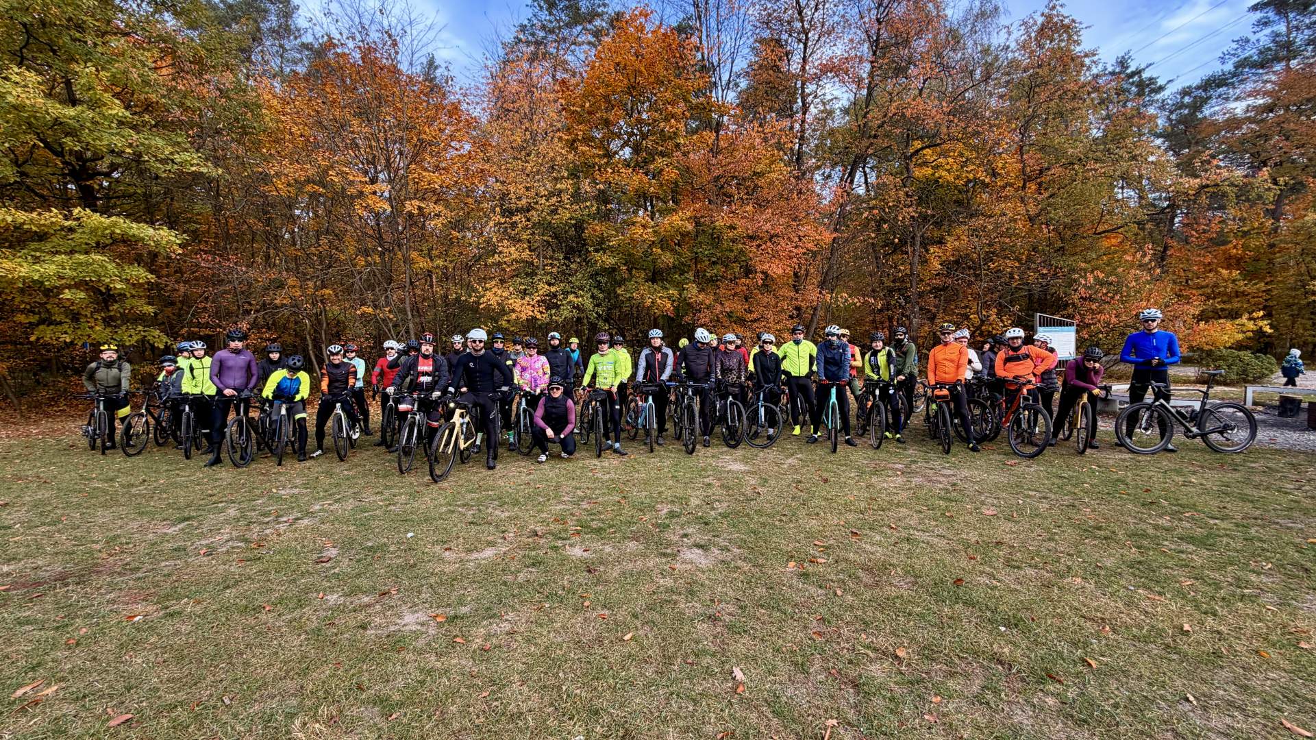 Ponad 50 rowerzystów w Lasach Kozłowieckich. Gravelowisko ruszyło z kopyta