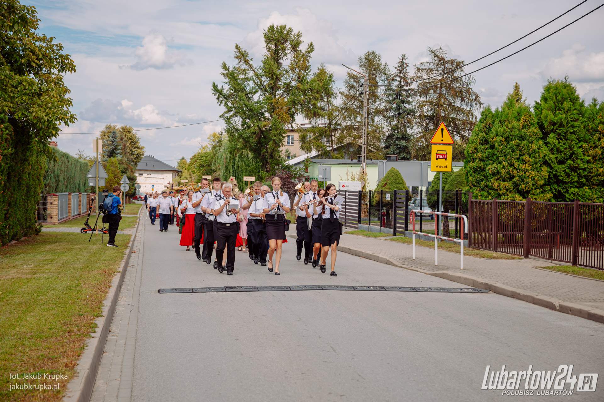 Korowód dożynkowy w Niedźwiadzie