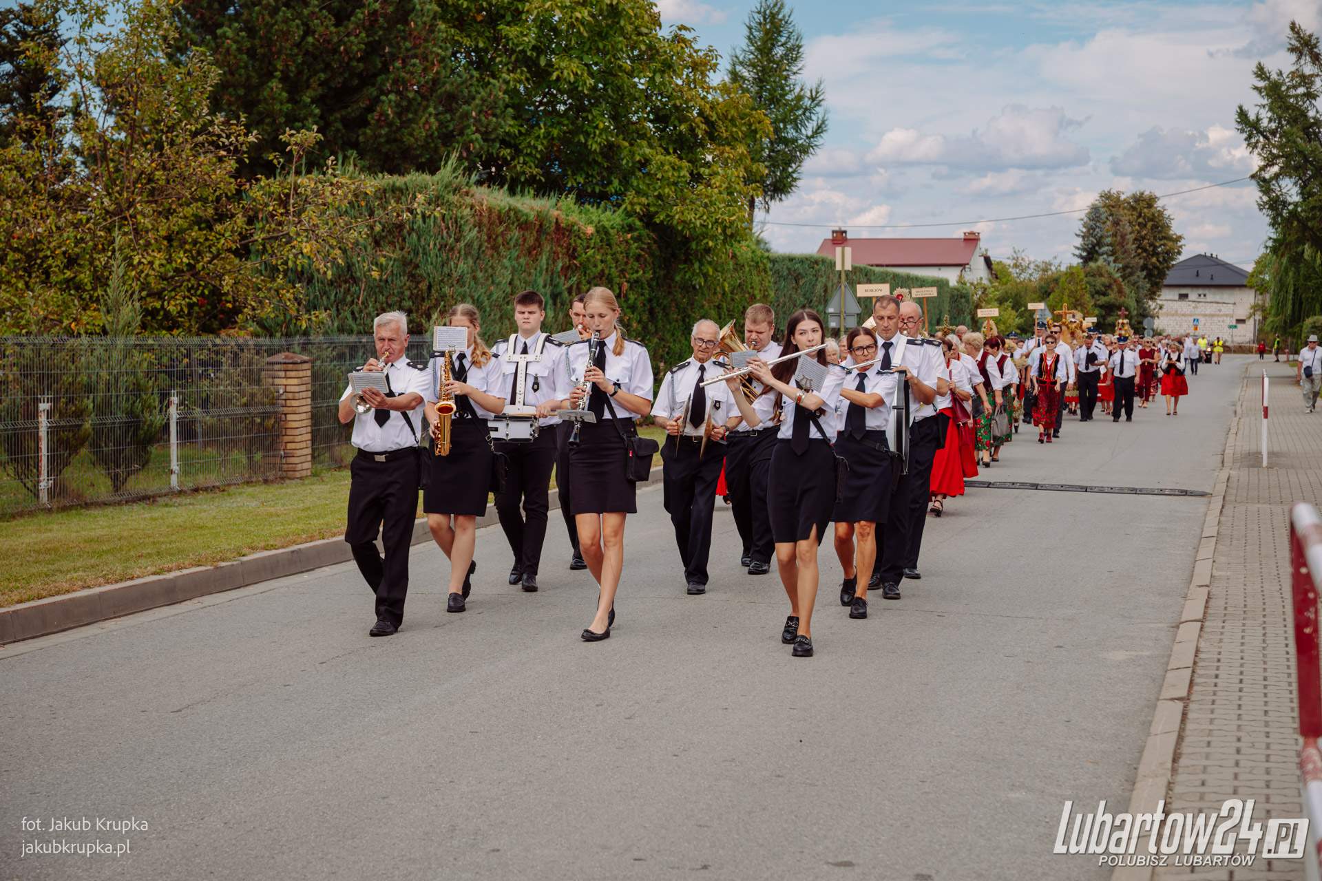 Korowód dożynkowy w Niedźwiadzie