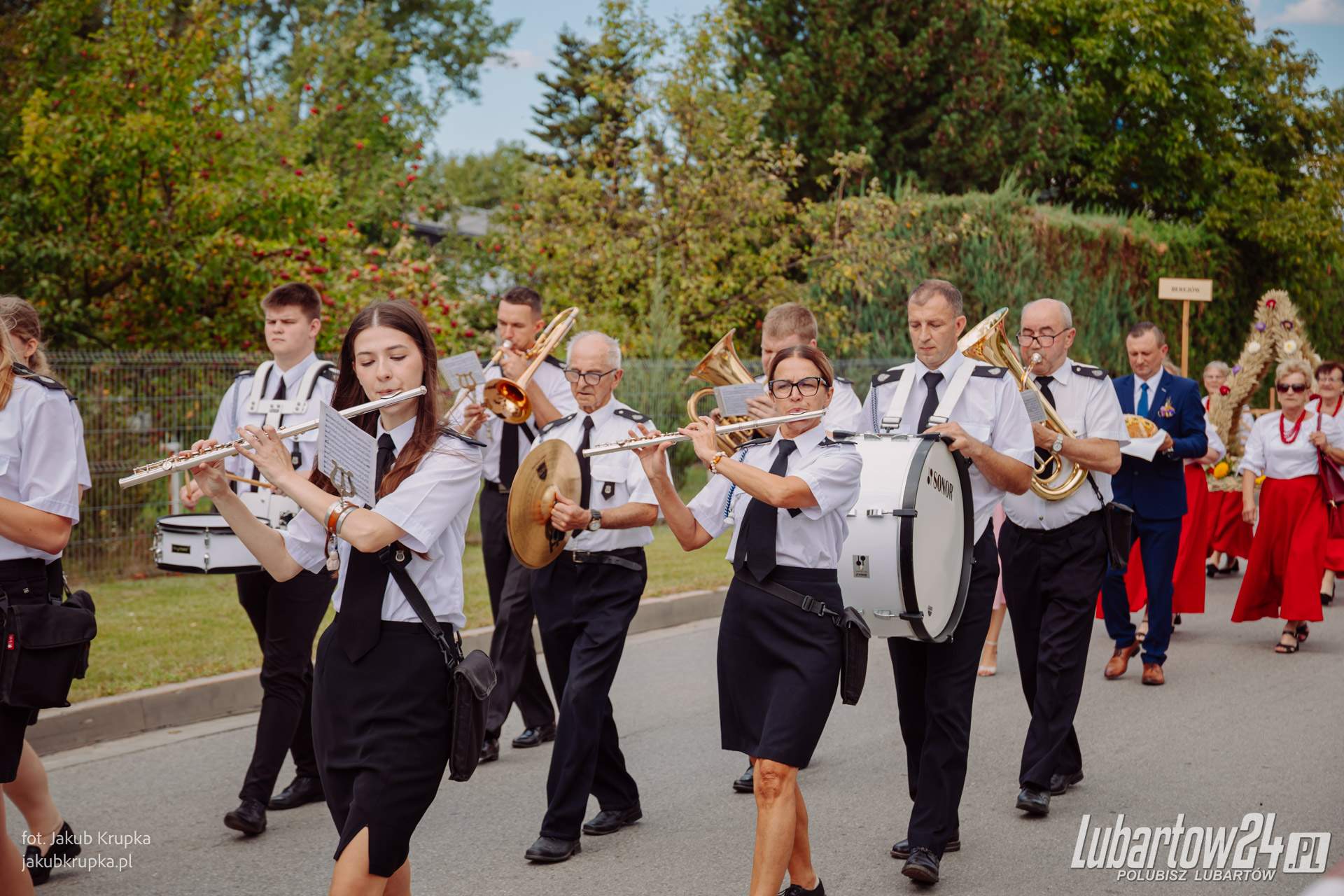 Korowód dożynkowy w Niedźwiadzie