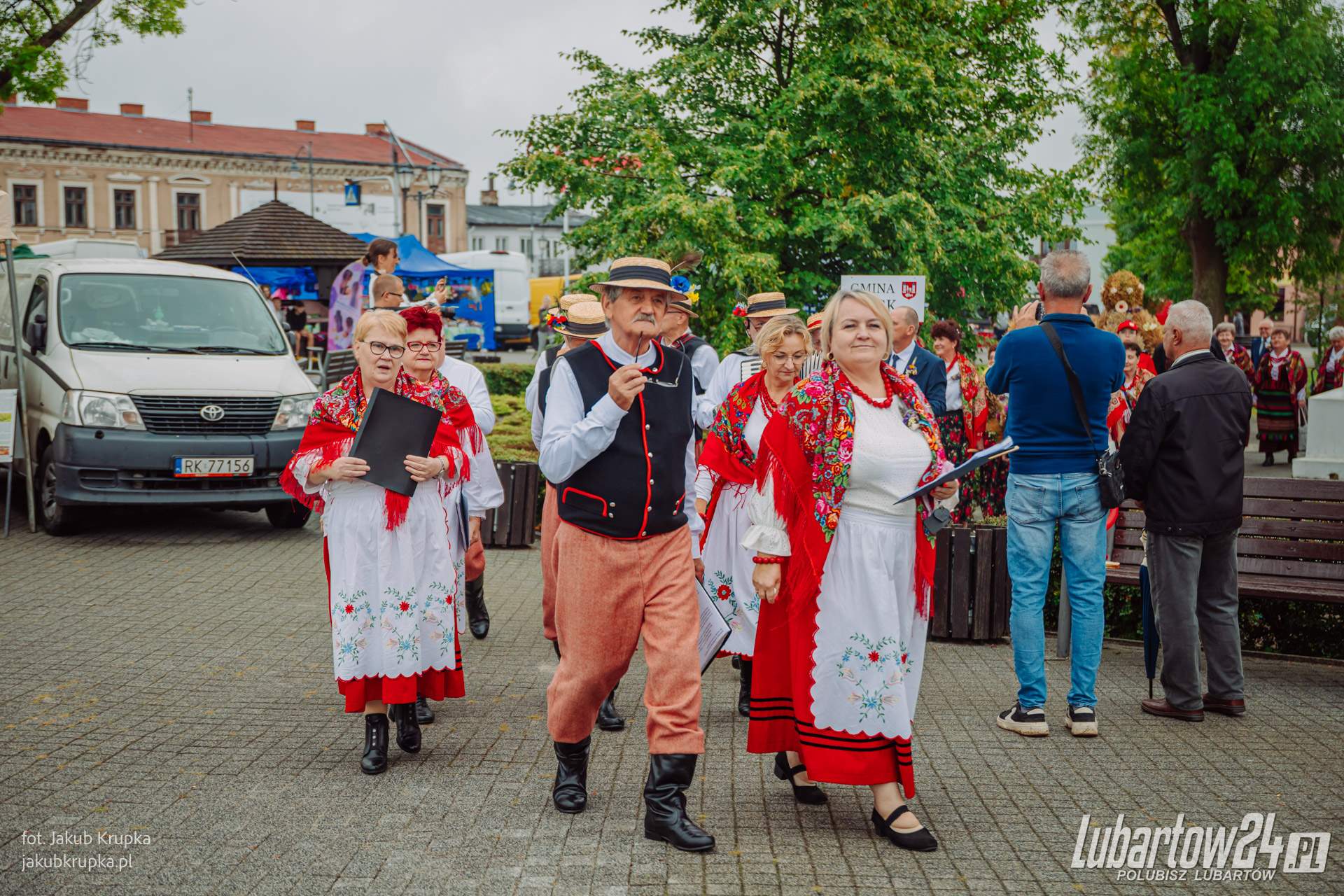 Barwny korowód dożynkowy