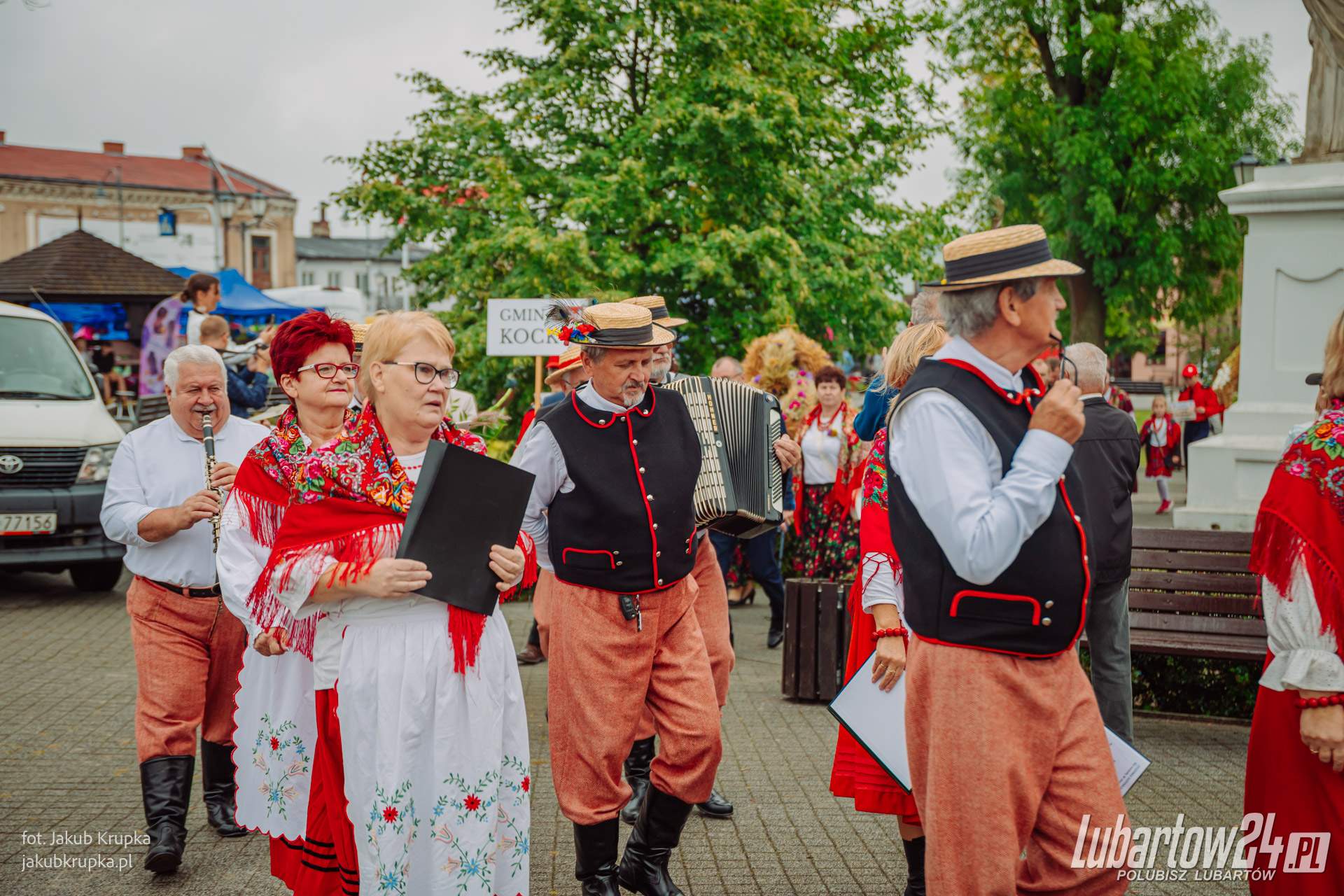 Barwny korowód dożynkowy