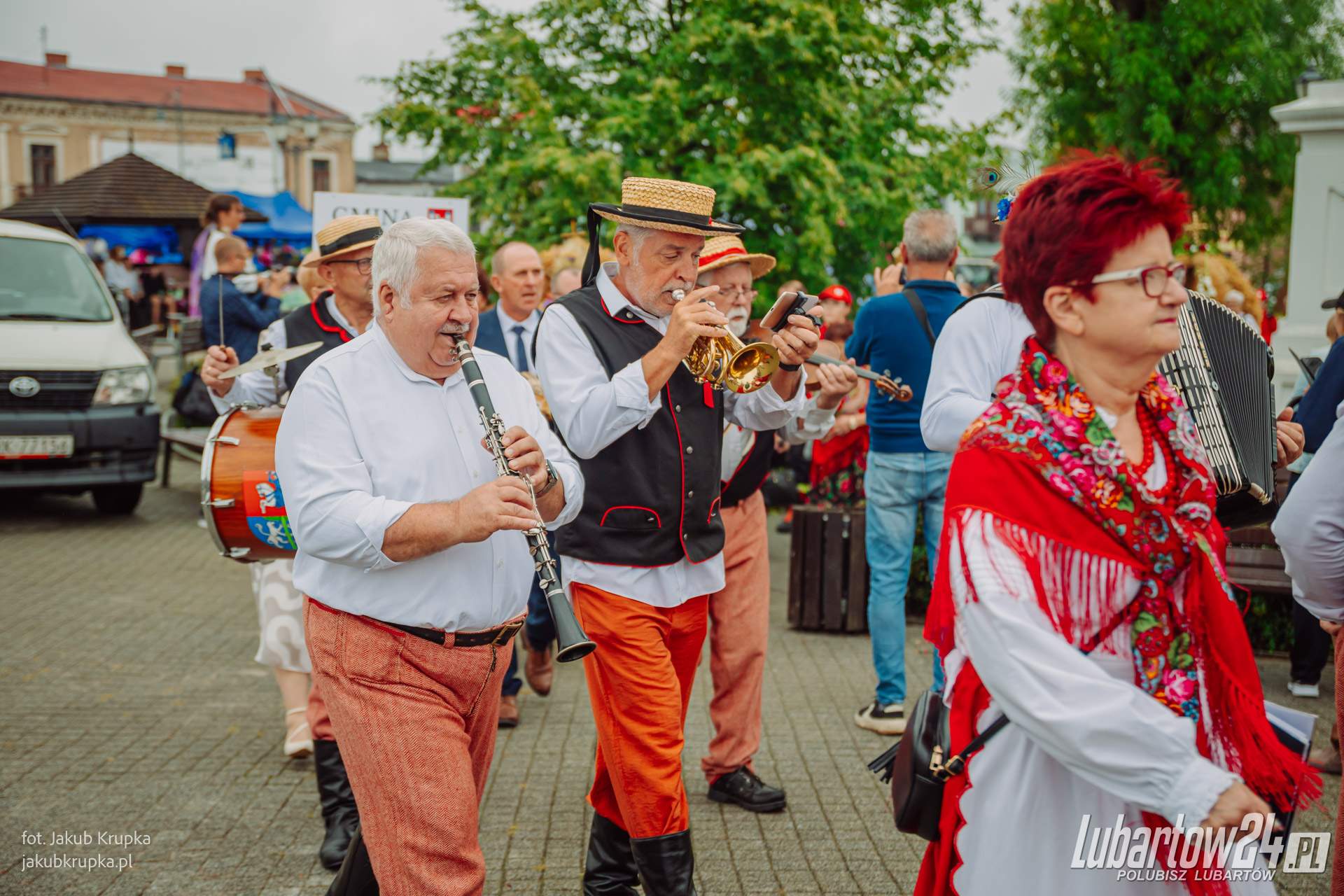Barwny korowód dożynkowy