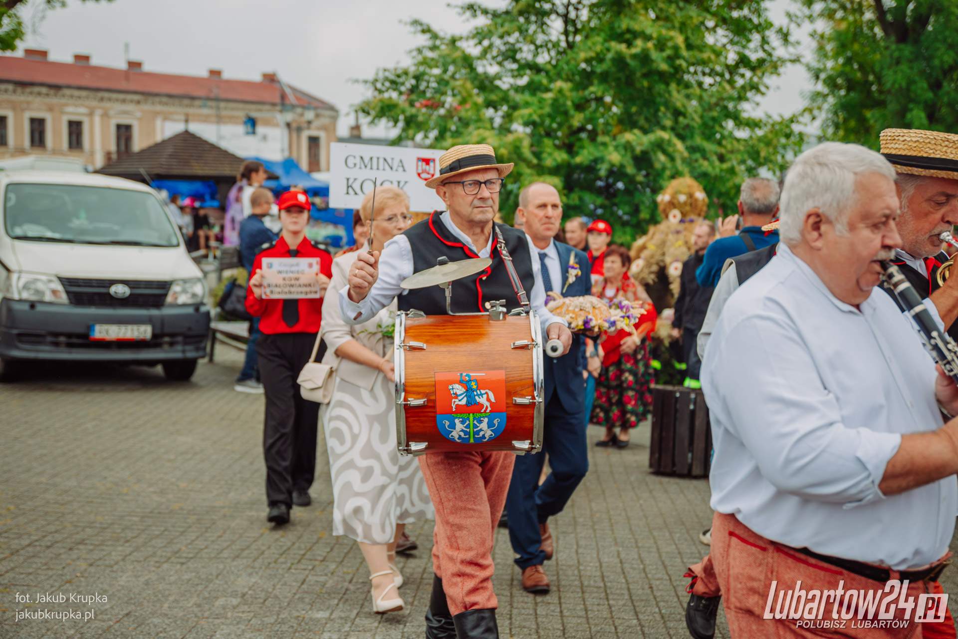 Barwny korowód dożynkowy