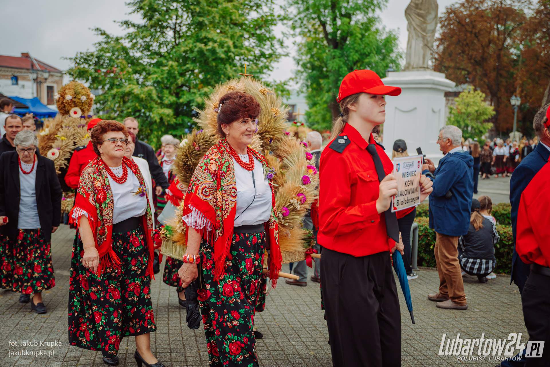 Barwny korowód dożynkowy