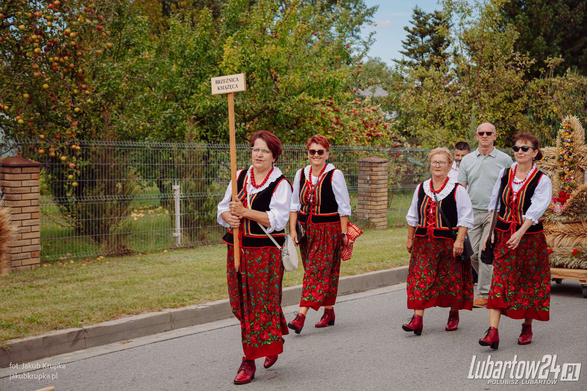 Korowód dożynkowy w Niedźwiadzie