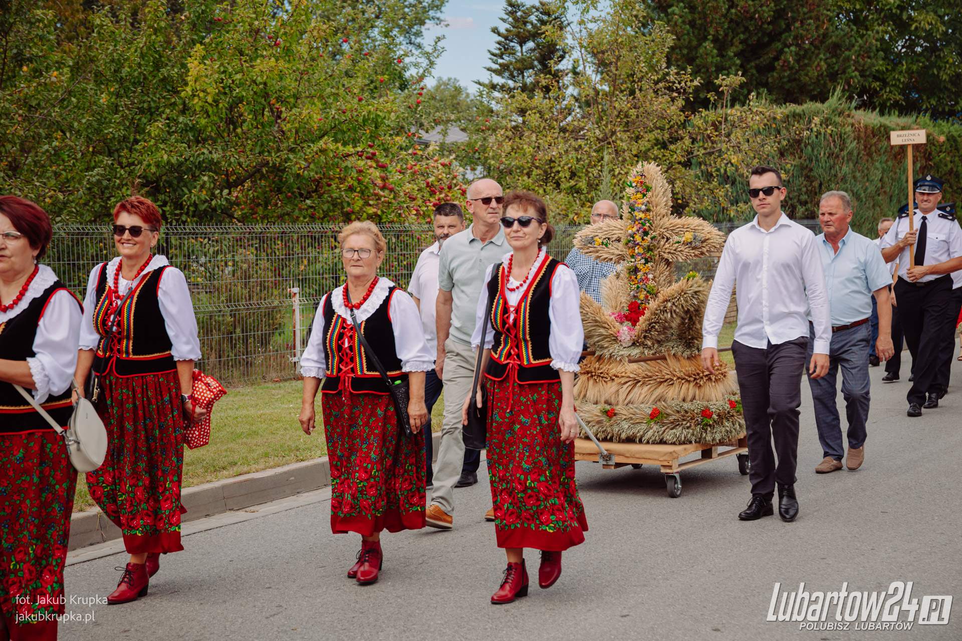 Korowód dożynkowy w Niedźwiadzie