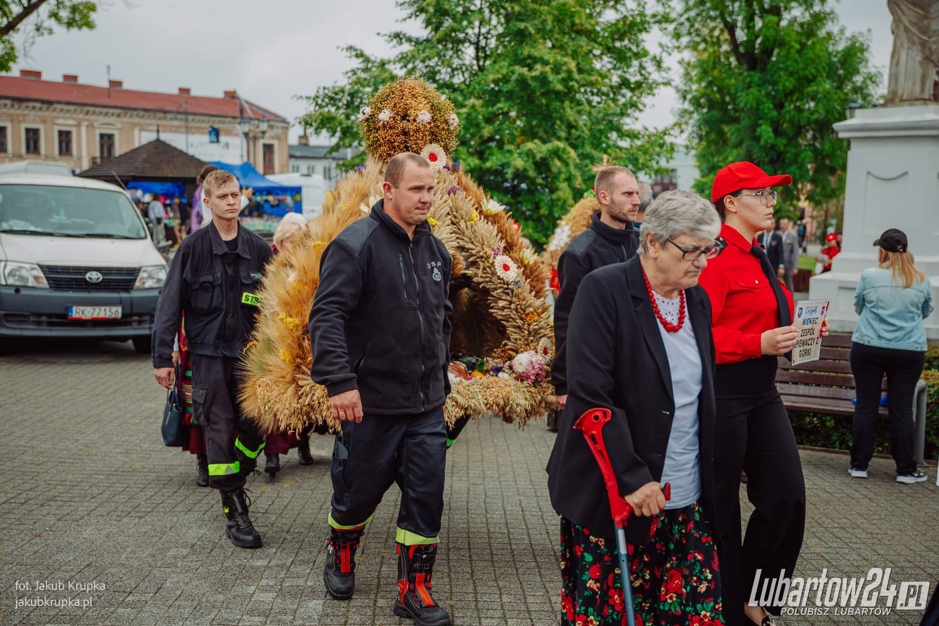 Barwny korowód dożynkowy