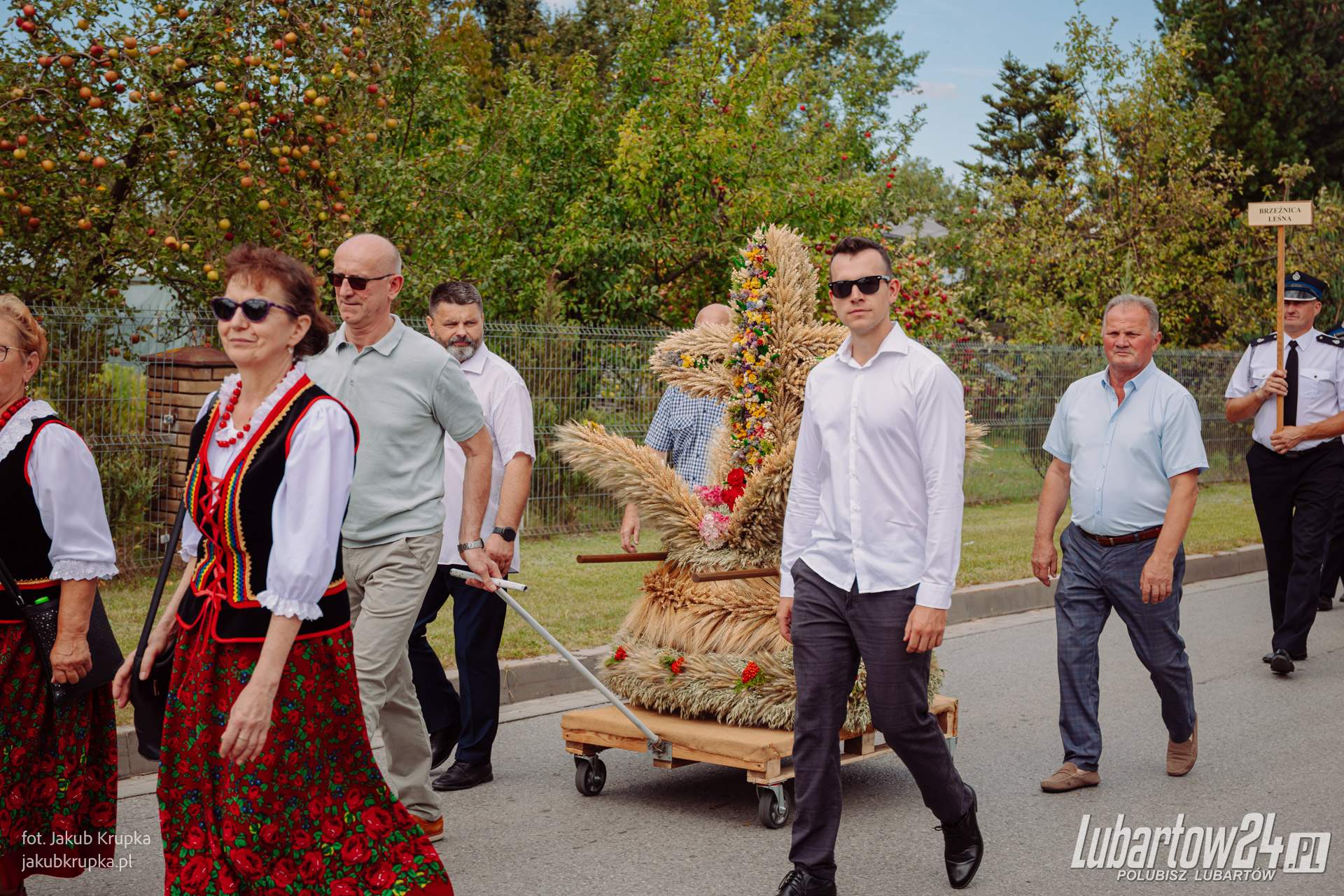 Korowód dożynkowy w Niedźwiadzie