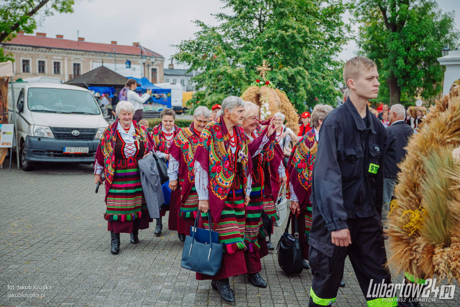 Barwny korowód dożynkowy