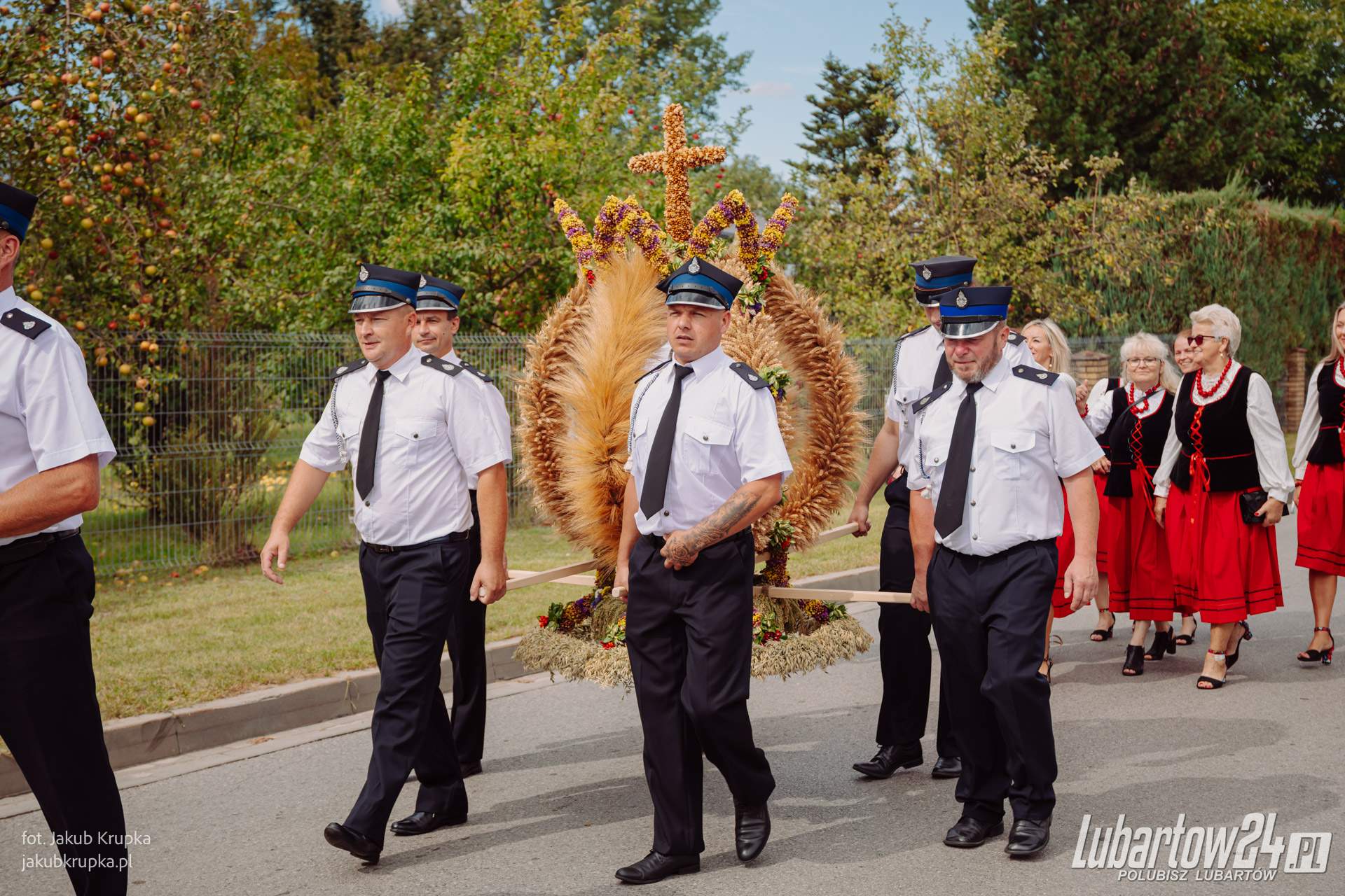 Korowód dożynkowy w Niedźwiadzie