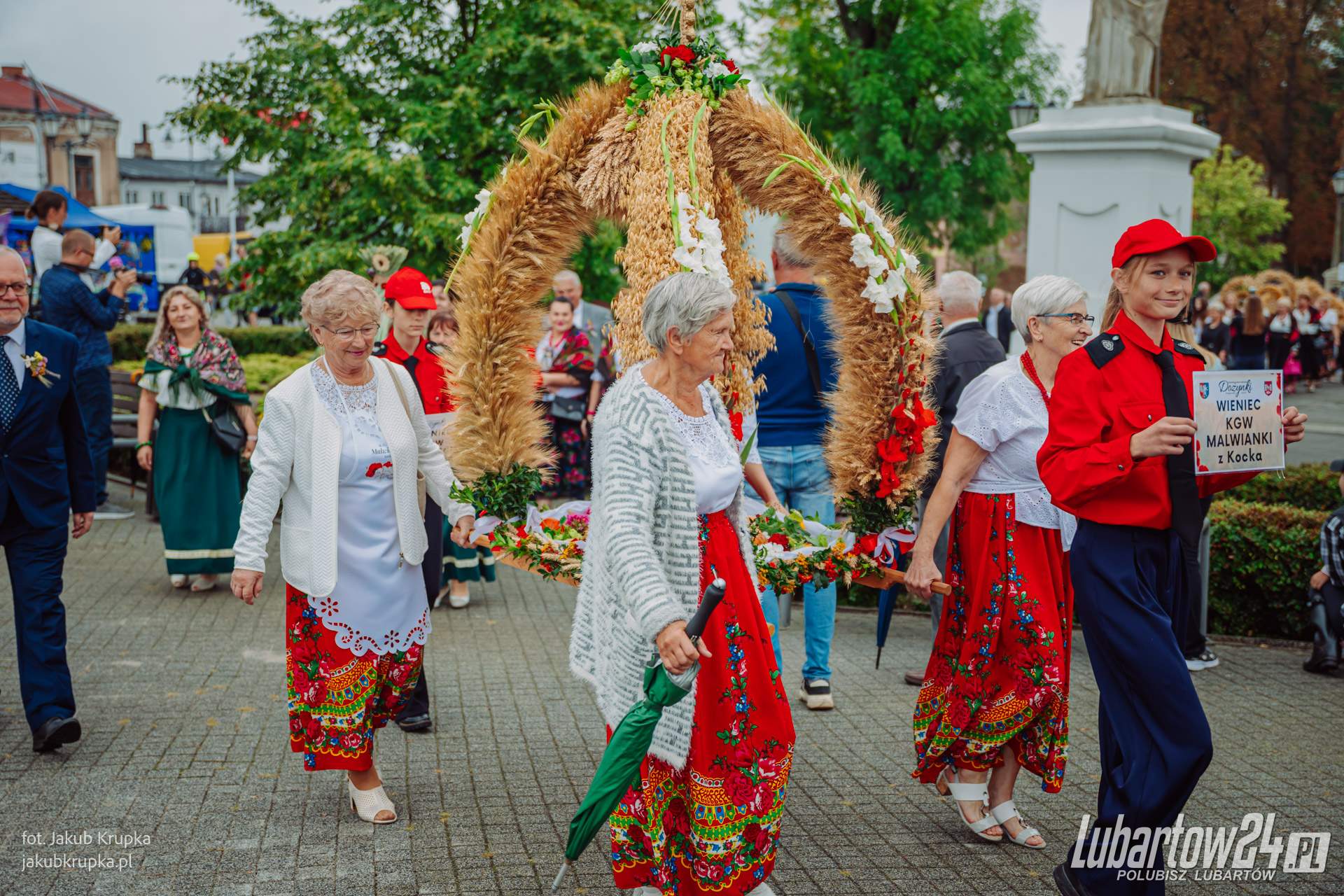Barwny korowód dożynkowy