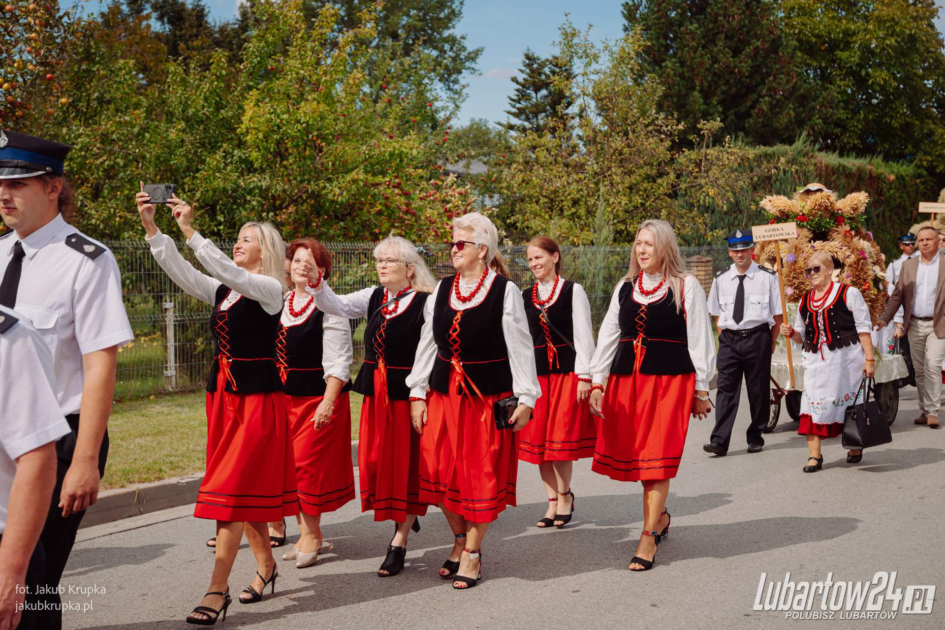 Korowód dożynkowy w Niedźwiadzie