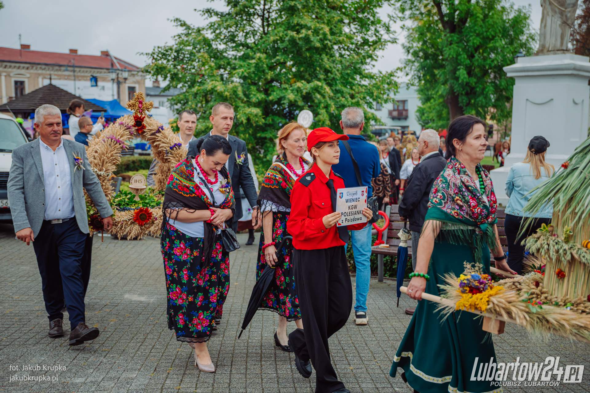 Barwny korowód dożynkowy
