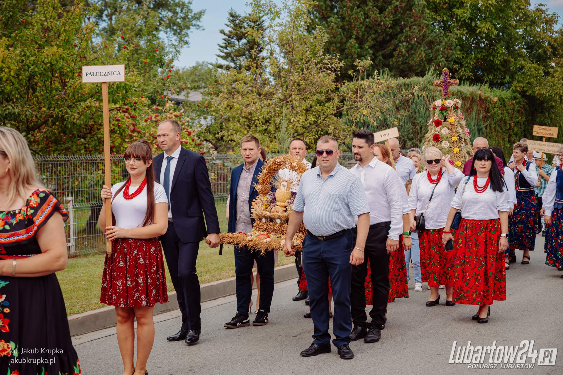 Korowód dożynkowy w Niedźwiadzie