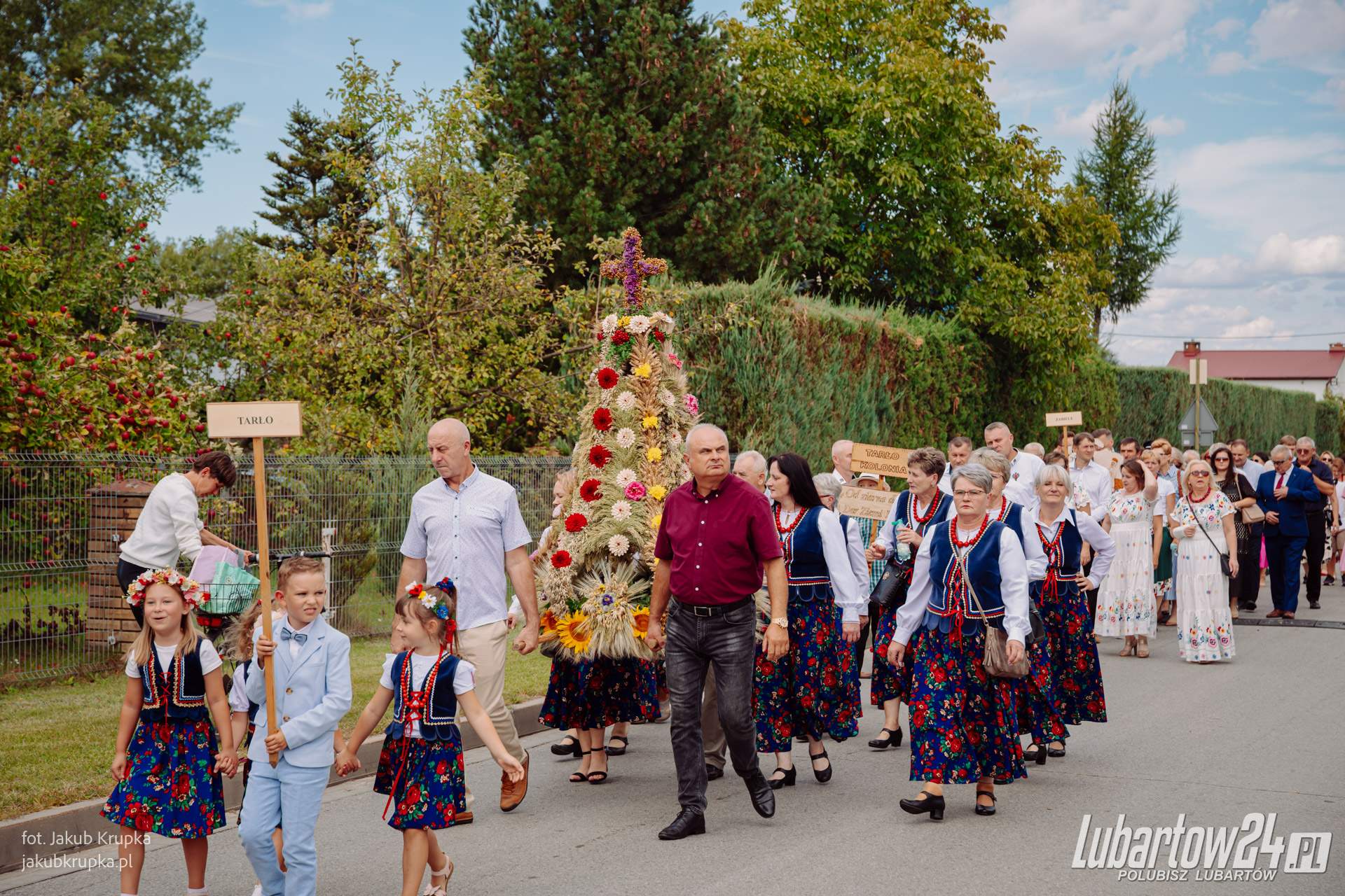 Korowód dożynkowy w Niedźwiadzie