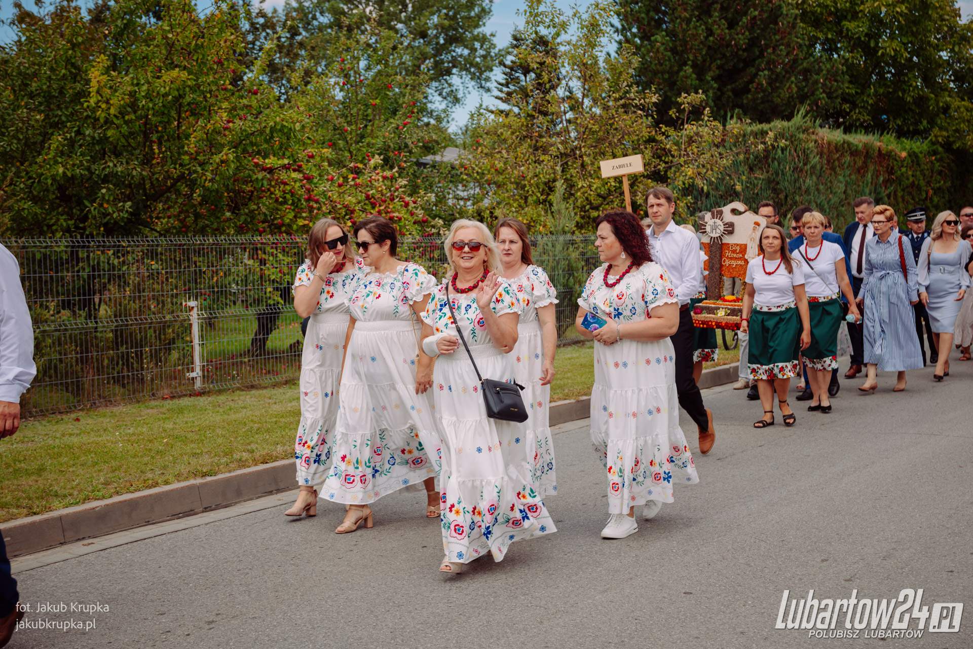 Korowód dożynkowy w Niedźwiadzie