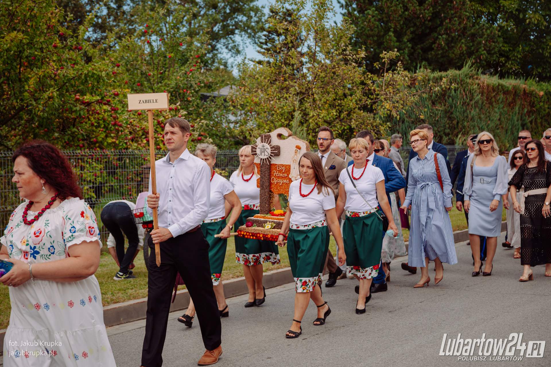 Korowód dożynkowy w Niedźwiadzie