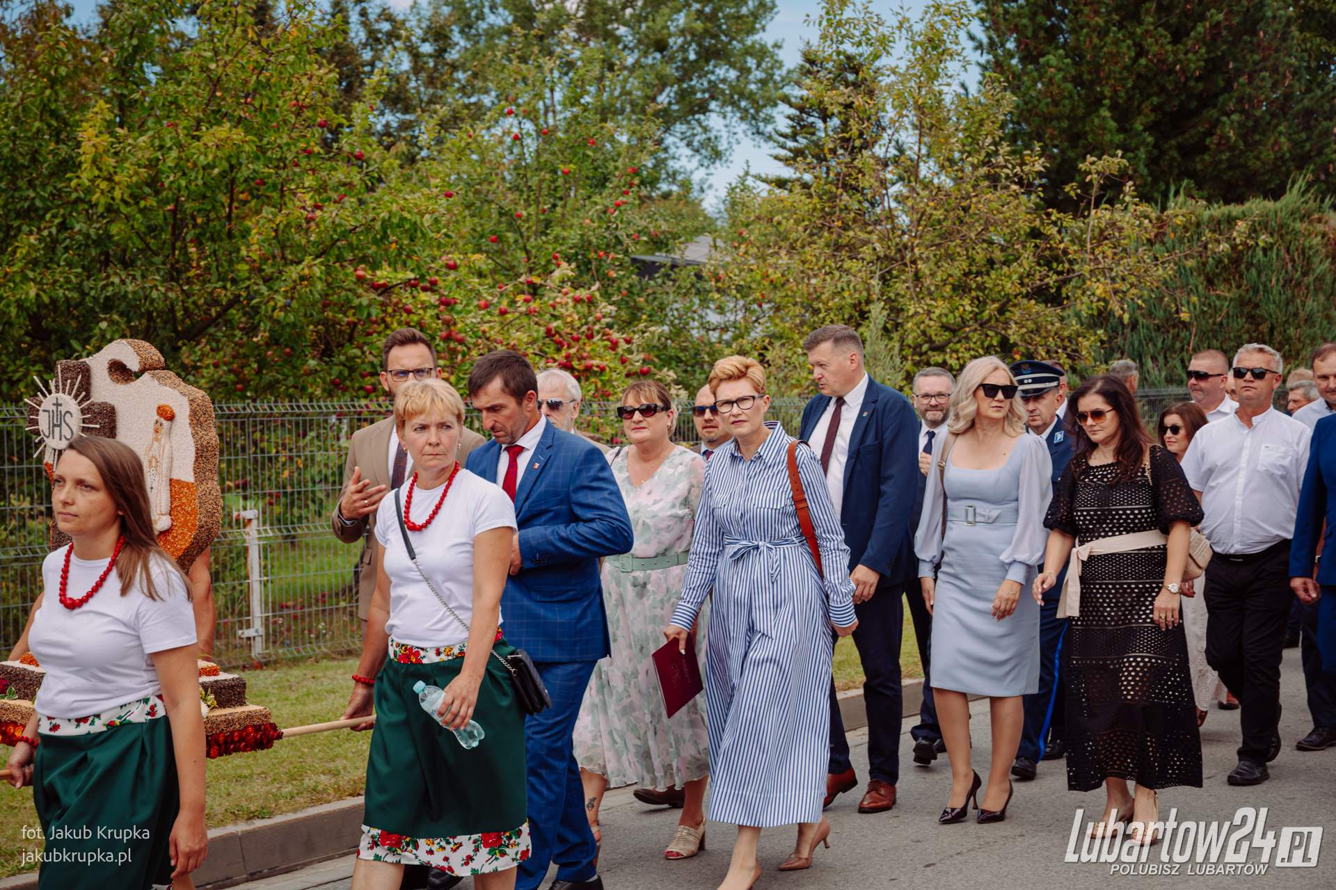 Korowód dożynkowy w Niedźwiadzie
