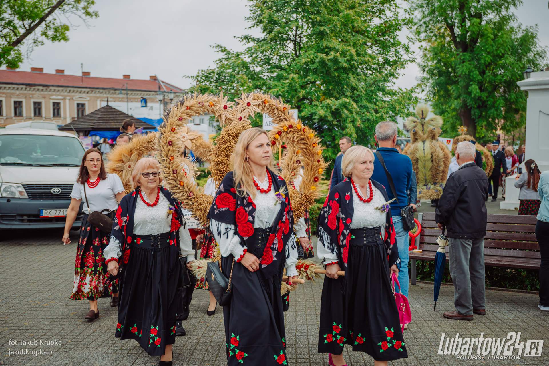 Barwny korowód dożynkowy