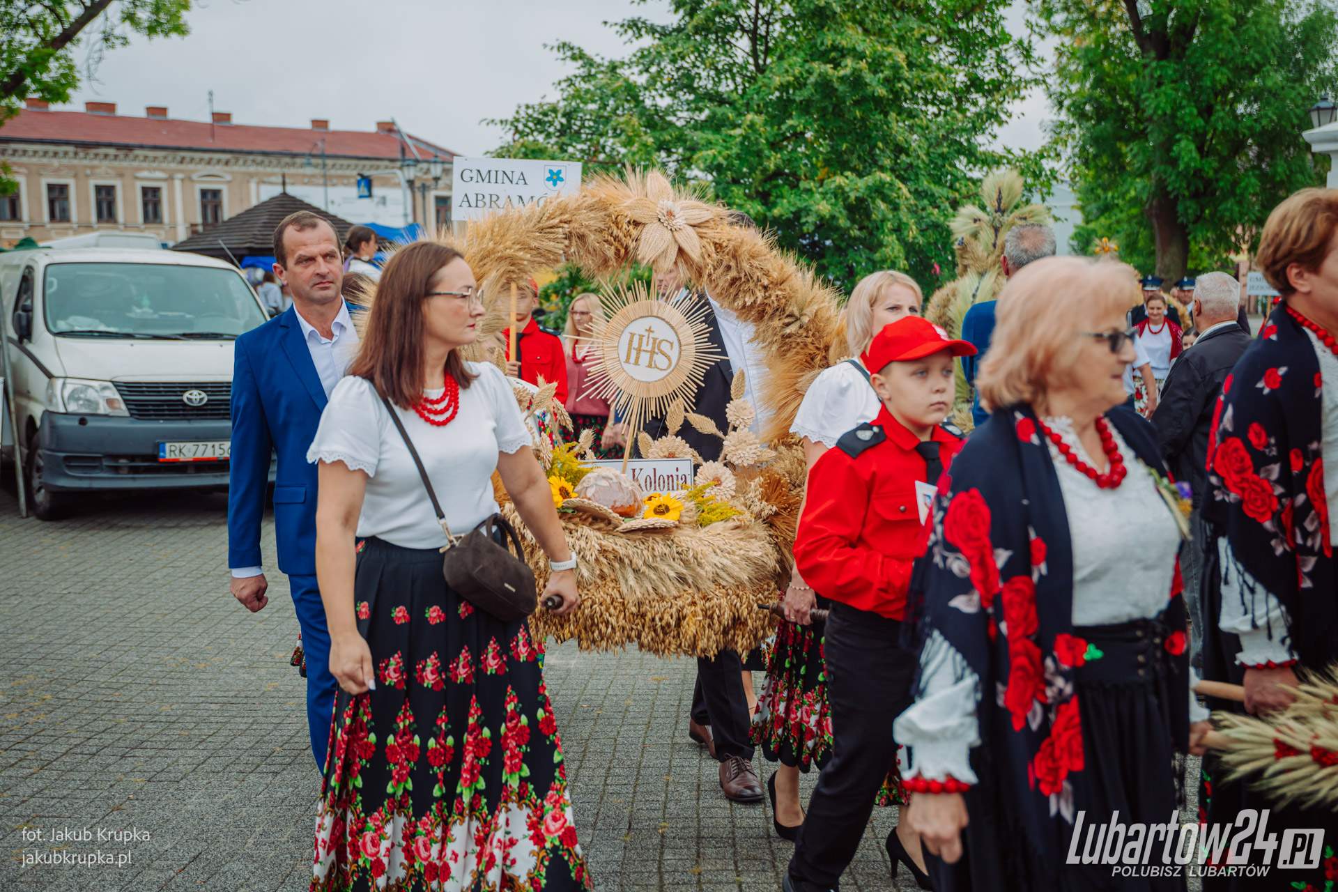 Barwny korowód dożynkowy