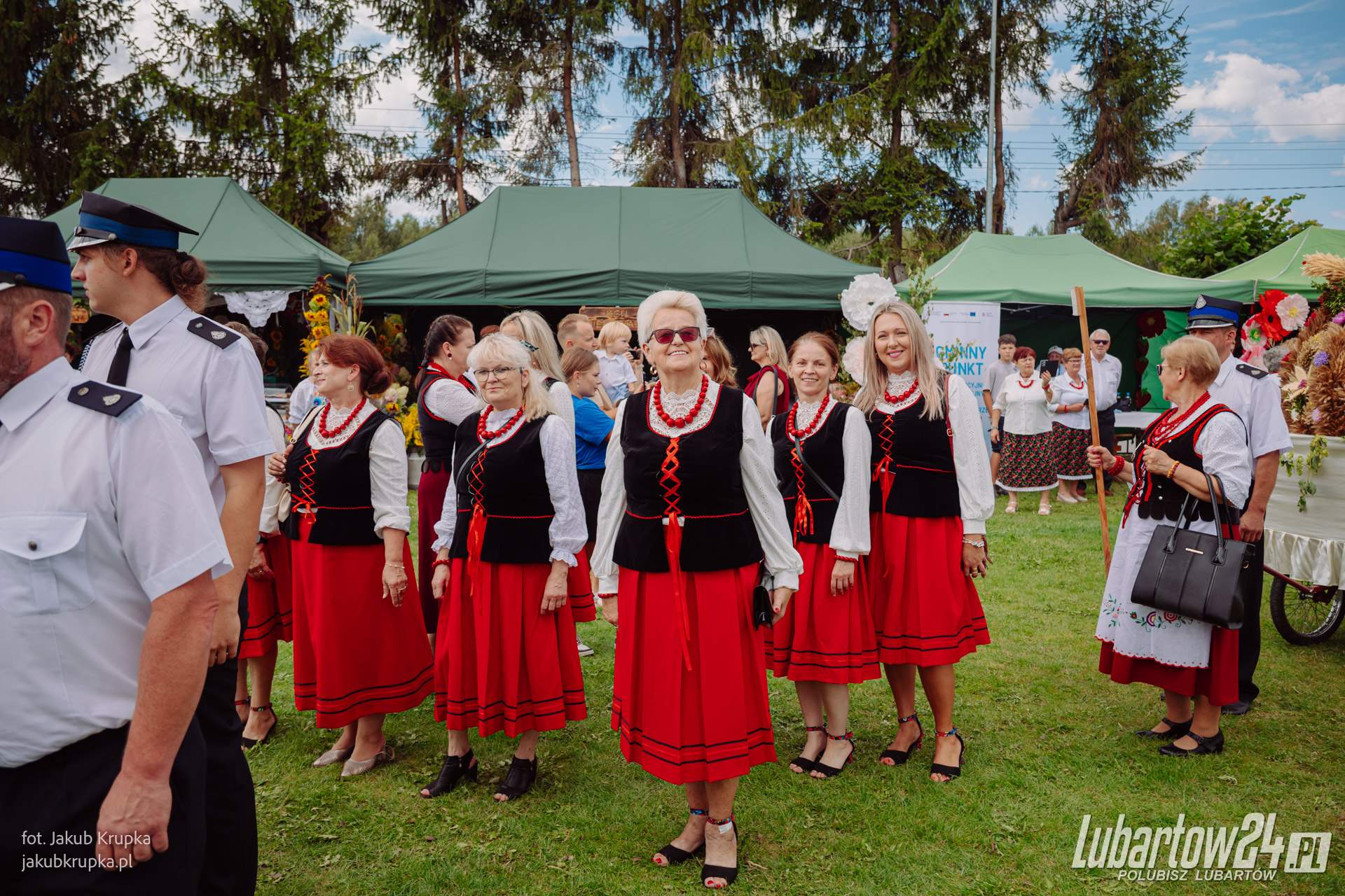 Korowód dożynkowy w Niedźwiadzie