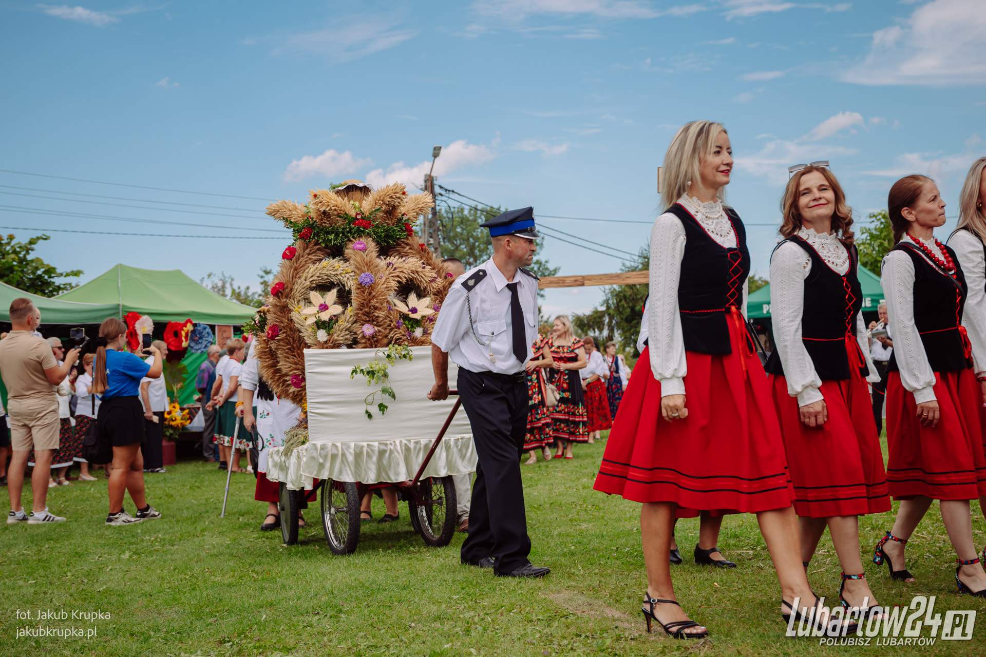 Korowód dożynkowy w Niedźwiadzie